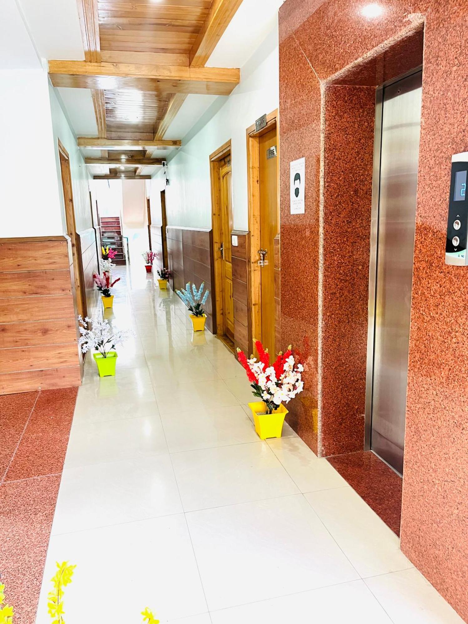 Vista Resort, Manali - ! Near Mall Road !! Hot & Cold Ac Rooms !! Best Selling !! Big Parking !! Luxury Collection !! Open Terrace !! Lift !! Playing Zone !! Property Of The Year ! Экстерьер фото